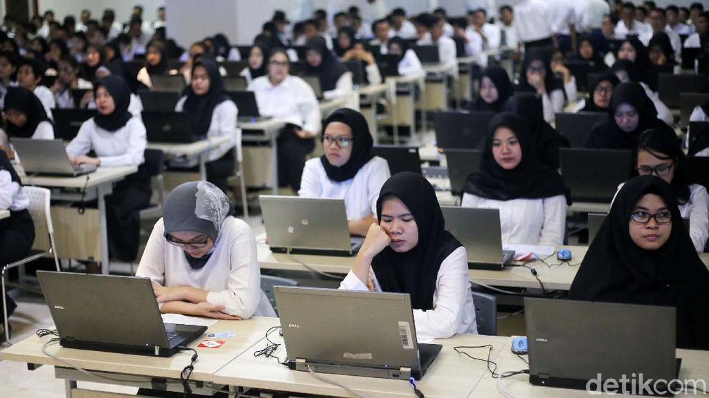Para calon PNS mengikuti Seleksi Kompetensi Dasar (SKD) berbasis Computer Assisted Test (CAT) di Kantor Wali Kota Jaksel. Ada ribuan peserta yang mengikuti tes ini.